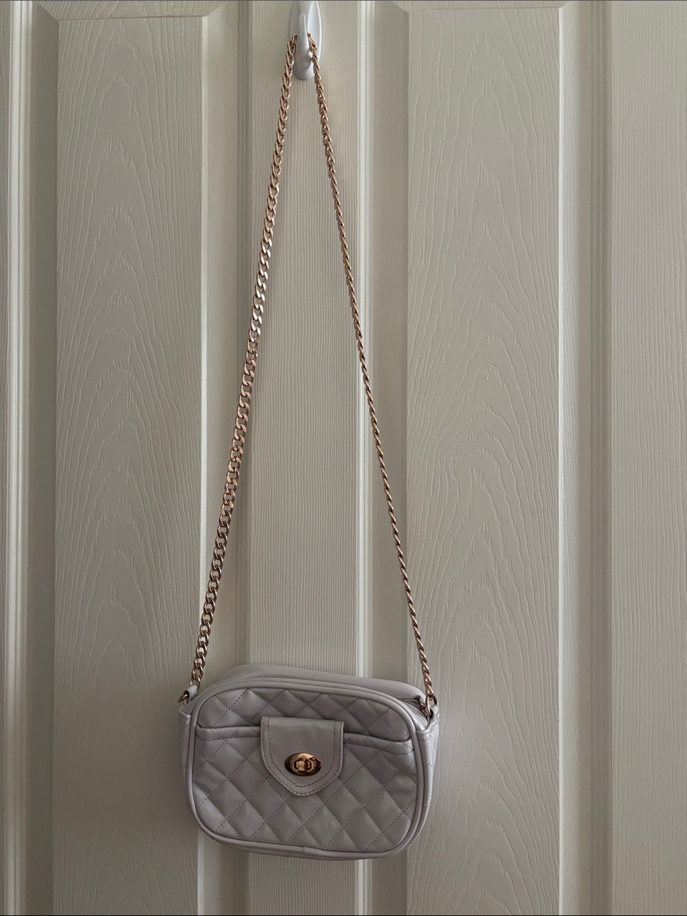 Ariana Grande Perfume Quilted Crossbody Shoulder Bag in white  with Gold Chain